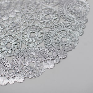 100 Metallic Silber 12" Runde Medaillon-Doilien. Folien Spitzenpapier. Verwendung für Platzsets, Einladungen, Bombonieres, Gastliebe
