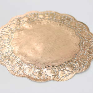 50 Metallic Gold 12" Runde Rose Floral Detail Doilies. Folien Spitzenpapier. Verwendung für Platzsets, Ladegeräte, Einladungen, Bombonieren, Gastlieben