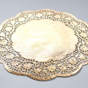 50 Doilies in oro metallizzato 10" Round Rose Floral Detail. Carta laccio di pizzo. Utilizzare per tovagliette, caricabatterie, inviti, bomboniere, bomboniere