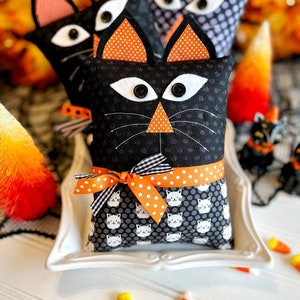 PDF Black cat mini Halloween pillow pattern