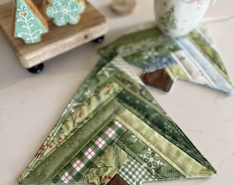 Scrappy Winter Tree Fabric Coaster PDF, Christmas Winter sewing pattern green blue snowflake evergreen