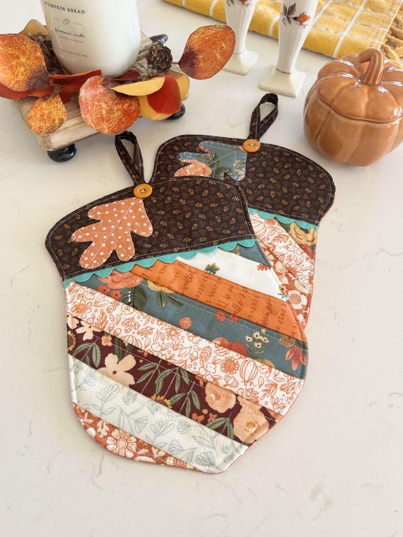 PDF Quilted Acorn Scrappy Hot Pad Sewing Pattern, Autumn Fall