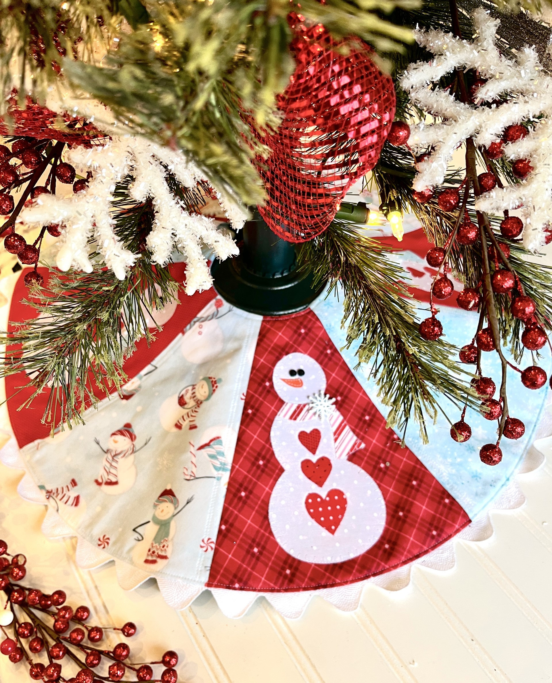 Jupe De Sapin De Noël Velours Vert 81,3 Cm - Flocons De Neige Brodés & Bordures Blanches - Décoration De Fêtes Élégante