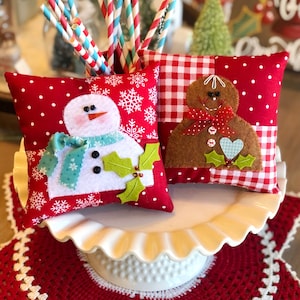 Patrón en PDF para mini almohada con apliques de muñeco de nieve y amigos navideños de jengibre