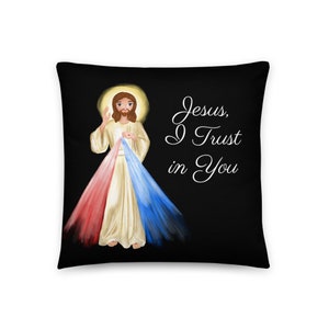Puede incluir: Una almohada negra con una imagen blanca de Jesucristo con las palabras "Jesús, confío en ti" impresas en blanco.
