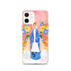 Könnte beinhalten: Eine transparente Handyhülle mit rosa Hintergrund und einem floralen Design. Das Design zeigt eine Frau in einem blauen Gewand mit einer Krone, umgeben von gelben, rosa und blauen Blumen. Die Hülle enthält auch zwei silberne Medaillons mit religiösen Bildern.