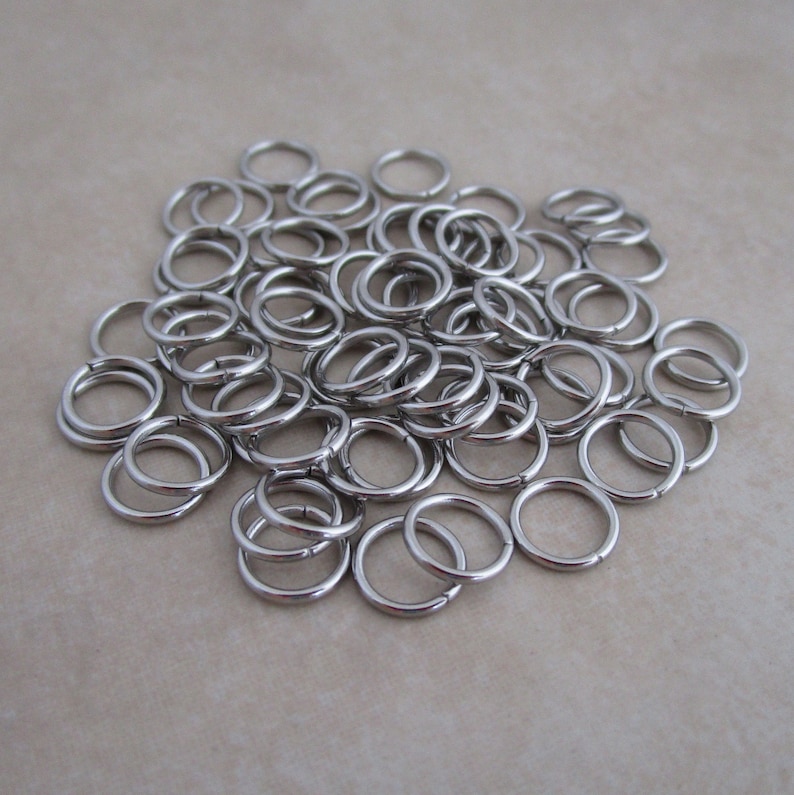 Puede incluir: Un mont&oacute;n de anillos de salto plateados, un tipo de anillo de metal utilizado para la fabricaci&oacute;n de joyas y la artesan&iacute;a.