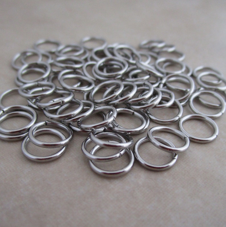 Puede incluir: Un mont&oacute;n de anillos de salto de plata, un tipo de anillo de metal utilizado en la fabricaci&oacute;n de joyas.