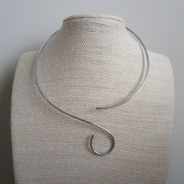 stainless steel neckwire with curve