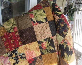 WOMANS LAP QUILT, Farmhouse Lap Quilt Feminine Lap Quilt, Pretty Sofa Quilt