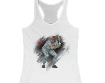 Può includere: Canotta bianca con un'illustrazione di un giocatore di baseball su uno sfondo grigio e bianco. Il giocatore indossa un cappello rosso, una maglia bianca con bordi rossi, pantaloni blu e scarpe nere. Il numero "#14" è scritto in rosso sulla parte anteriore della maglia.