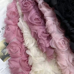 Tessuto in tulle con rose in fiore 3D, tessuto ricamato floreale per abito da sera, abito da sposa, abito floreale, design di costumi, tessuto da cucito tagliato su misura