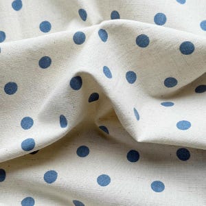 Puede incluir: Un juego de tres tazas de cerámica con un acabado moteado y mate. Las tazas son de color crema, gris claro y gris oscuro. Cada taza tiene un diseño simple y minimalista, perfecto para café o té.