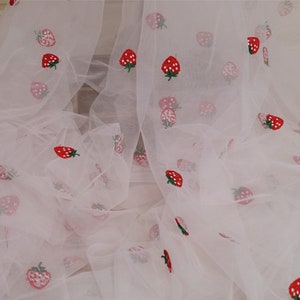 Nette Erdbeer-Muster-Stickerei blasses Rosa Tüll-Spitze-Gewebe für Blumenmädchen-Kleid, Geburtstags-Kleid, Abschlussballkleid, Brautkleid geben Versand