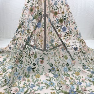 繊細な花と葉の刺繍レースの柔らかいチュール生地。プロムドレス、ローブ、イブニングドレス、衣類用。