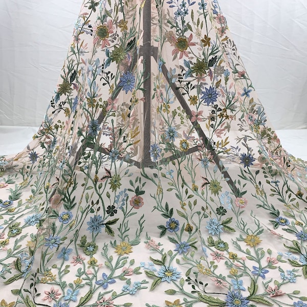 Tissu en tulle doux brodé de fleurs et de feuilles délicates pour robe de bal, robe de chambre, robe de soirée, vêtements