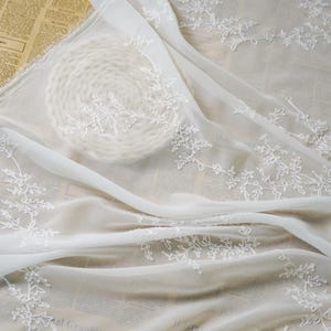 柔らかい葉の花の刺繍が施されたシフォン生地。ドレス、ガウン、ベール、コスチューム、レースカーテン、結婚式、家の装飾、工芸品に最適な美しいレース生地。
