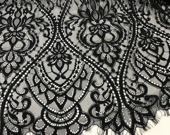 Preciosa tela de encaje Chantilly en blanco roto o negro, con ribete festoneado para cortinas, velos de novia y vestidos de novia.
