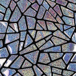 K&ouml;nnte beinhalten: Ein schwarzer Stoff mit einem silbernen holografischen Muster aus geometrischen Formen. Das Muster besteht aus kleinen, schimmernden Quadraten, die einen schimmernden Effekt erzeugen.