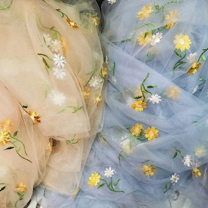 Tessuto in pizzo ricamato con fiori gialli e bianchi, foglie verdi, adorabile per abito da ragazza, abito estivo, abito lungo, velo, 1 iarda