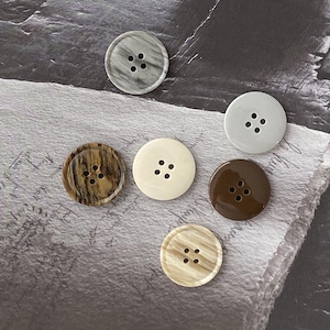 Bottone con texture effetto venature del legno, bottone in resina a quattro occhi di forma rotonda per cappotti, cardigan, trench, camicette, camicie, indumenti da cucire