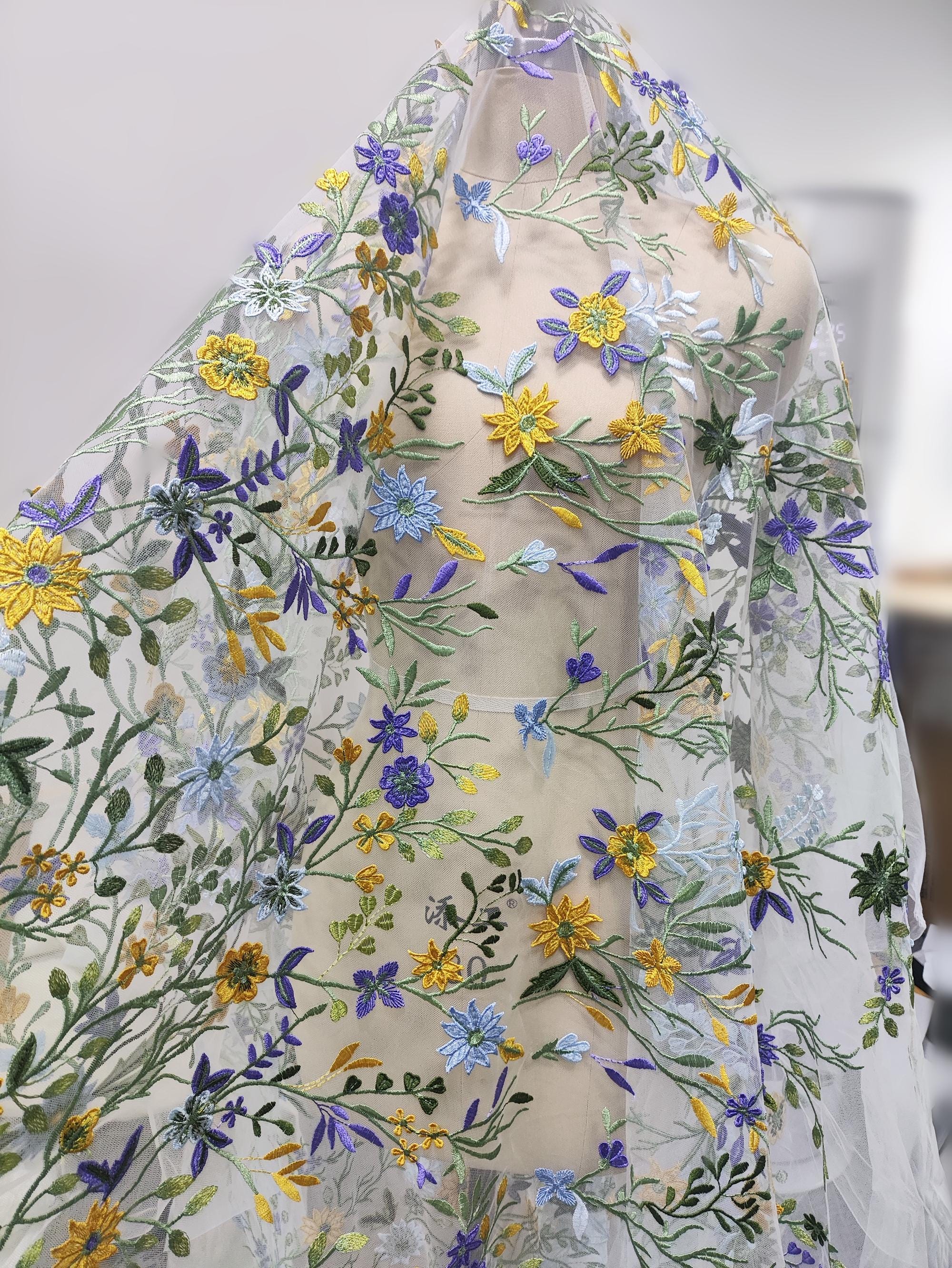 黄色と紫の花の刺繍生地、緑の枝葉のメッシュレース生地は 