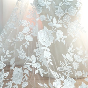 Tela de encaje con lentejuelas color blanco roto, exquisita tela de encaje con bordado floral para vestidos de novia, vestidos de fiesta y vestidos formales.