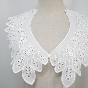 A pair of off white cotton lace collar, vintage cotton lace collar applique for women&#39;s apparel, children&#39;s clothing, dress shirt