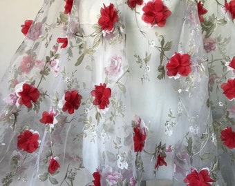 Tendencias De Verano 2023: Transparencias, Dorado Y Flores, El Trío Ganador Esta Temporada