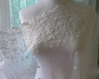 Gracieuse dentelle de tulle floral brodée en blanc cassé pour la mariée, la robe, les poignets, la conception de costumes