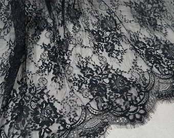 Tela de encaje con bordado de flores negras, ideal para vestidos de fiesta, chal, disfraces y manualidades.