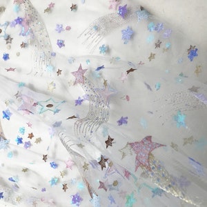 Wunderschöner Sequined Tüll-Spitzenstoff, Pailletten-Sternmuster-Tüllstoff, Gestickter Stern und Mondmotiv-Kleiderspitzenstoff