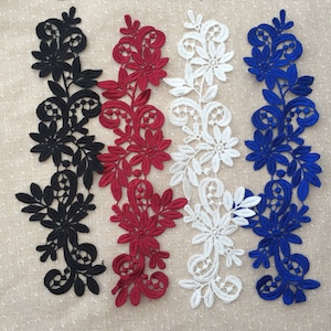 Könnte beinhalten: Vier Spitzenborten mit floralen Mustern in Schwarz, Rot, Weiß und Blau. Jede Borte zeigt ein sich wiederholendes Muster aus Blumen und Blättern.