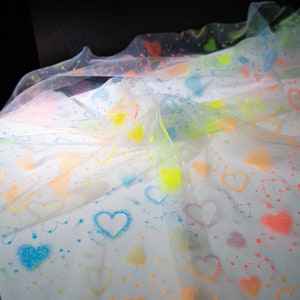 Herzen Stoff, Illusion Buntes Herz Sterne Muster Gedruckt Tüll Stoff, Off white Tüll Spitze Stoff für Kleid, Kleid, Schleier, Stirnband