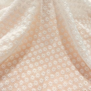 Tessuto di pizzo ricamato a fiori di margherita di cotone, tessuto di cotone ricamato floreale per tovaglia, abito estivo, decorazioni per la casa, abito da sposa