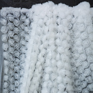 Tessuto a rete con rosette 3D, tessuto con applicazioni floreali a forma di rose, tessuto floreale 3D in bianco sporco per balli di fine anno, abiti da sposa, abiti da sera, abiti da festa