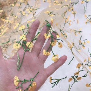 Vintage gul blomma grön gren broderad spetstyg, broderad blommig spetstyg, nätspetstyg 51" brett säljs i 1 kubikmeter bild 4
