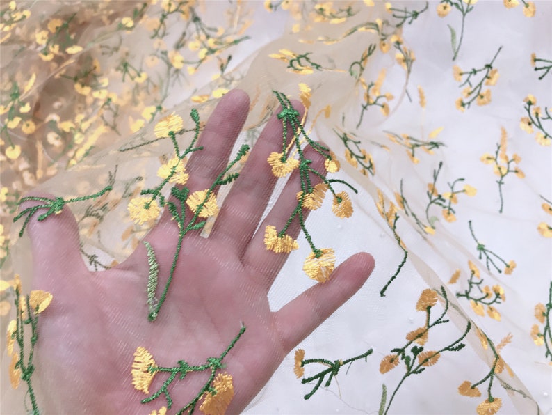 Vintage gul blomma grön gren broderad spetstyg, broderad blommig spetstyg, nätspetstyg 51" brett säljs i 1 kubikmeter bild 4