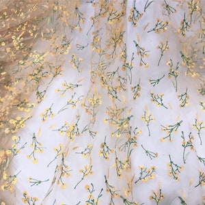 Vintage gul blomma grön gren broderad spetstyg, broderad blommig spetstyg, nätspetstyg 51" brett säljs i 1 kubikmeter bild 3