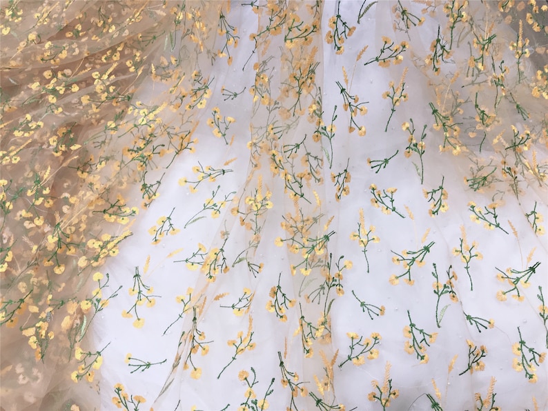 Vintage gul blomma grön gren broderad spetstyg, broderad blommig spetstyg, nätspetstyg 51" brett säljs i 1 kubikmeter bild 3