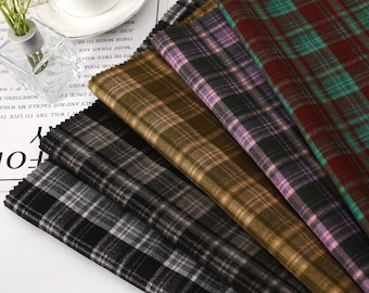 Può includere: Una selezione di campioni di tessuto a quadri in vari colori, tra cui nero, marrone, viola e rosso. I tessuti presentano un classico motivo a scacchi, adatto per progetti di abbigliamento o di arredamento per la casa.