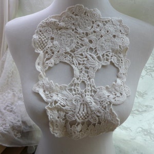 Fluffy skull applique zip-up lace hem tube top