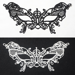 Peut inclure: Deux masques décoratifs pour les yeux, un noir et un blanc, sont présentés. Les masques sont faits de dentelle délicate, avec des motifs floraux et volutes complexes. Le masque noir est posé sur un fond blanc, tandis que le masque blanc est sur un fond noir.