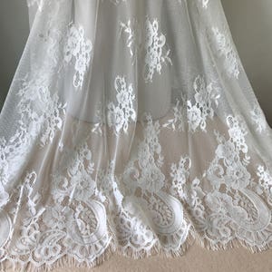 Spitzenstoff, Chantilly Spitze Stoff, Wimpern Spitze Stoff, Off weißer Spitzenstoff, Französische Spitze, Blumenspitze 145 cm Breit