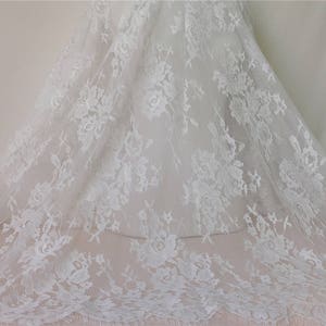 Französischer Chantilly-Spitzenstoff In Off-Weiß, Wimpern-Spitzenstoff, gebogter Blumen-Tüll-Mesh-Spitzenstoff für Hintergrund, Hochzeitskleid