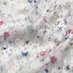 Tessuto in pizzo stampato con fiori multicolori, tessuto in raso morbido per abito da ragazza, abito stampato, abito primaverile-estivo, camicie, arredamento per la casa, larghezza 55".