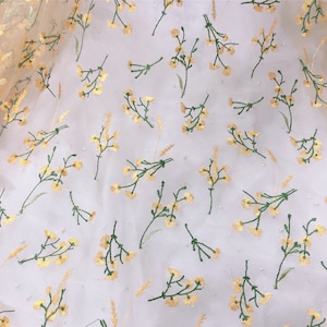 Vintage gul blomma grön gren broderad spetstyg, broderad blommig spetstyg, nätspetstyg 51" brett säljs i 1 kubikmeter bild 5