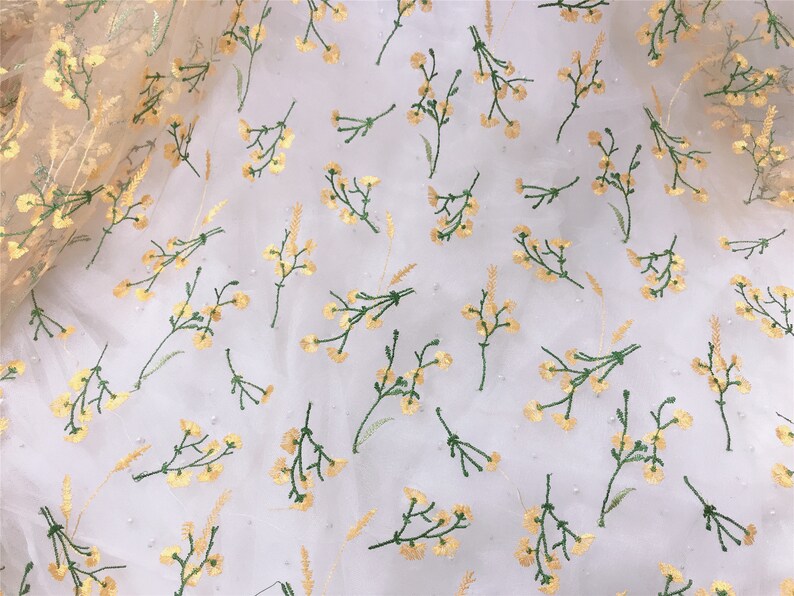 Vintage gul blomma grön gren broderad spetstyg, broderad blommig spetstyg, nätspetstyg 51" brett säljs i 1 kubikmeter bild 5