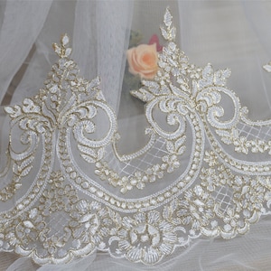 Off weiße Spitzenborte mit hellgoldenen Schnüren, Alencon Spitzenborte für Hochzeitskleid, Handschuhe, Schuhe, Schleier, 1 Yard