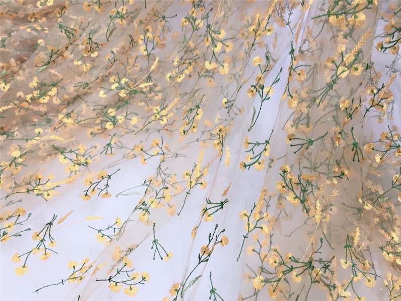 Vintage gul blomma grön gren broderad spetstyg, broderad blommig spetstyg, nätspetstyg 51" brett säljs i 1 kubikmeter bild 1